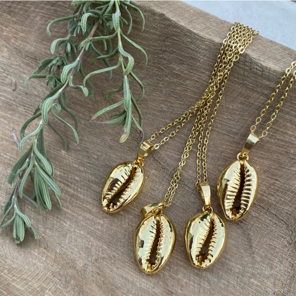 COWRIE SHELL BOHO NECKLACE